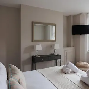chic-studio-apartment-central-belfast-sleeps-2.belfasthotelsireland.com/